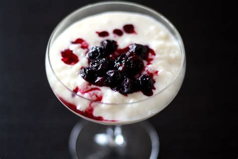 Orez fiert în lapte de cocos cu afine