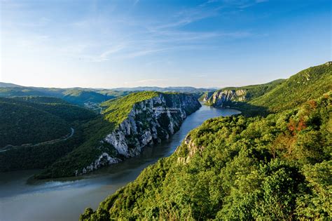 Panoramă a Cheilor Șugăului cu stânci înalte și vegetație