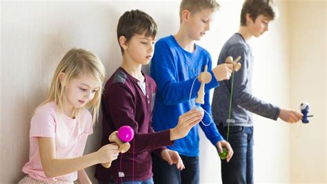 copil care se joacă cu o jucărie muzicală