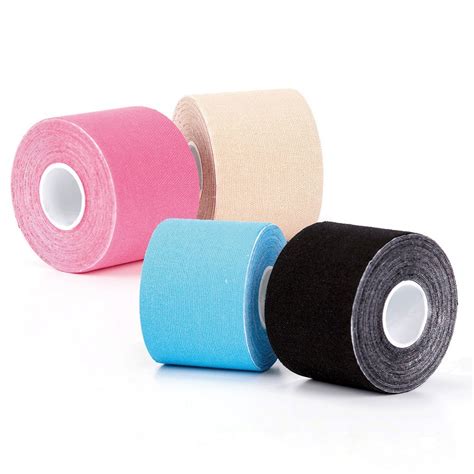 Kinetoterapeut aplicând Kinesio Tape unui copil