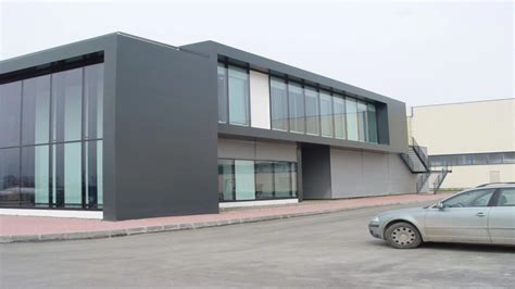 Imaginea unei farmacii moderne cu spaţii de consultanţă private, rafturi ordonate, laborator şi depozit pentru materiale periculoase, evidenţiind fluxurile de lucru