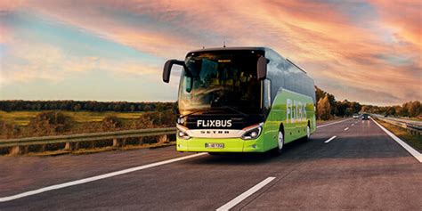 Autocar FlixBus cu spațiu pentru picioare și prize