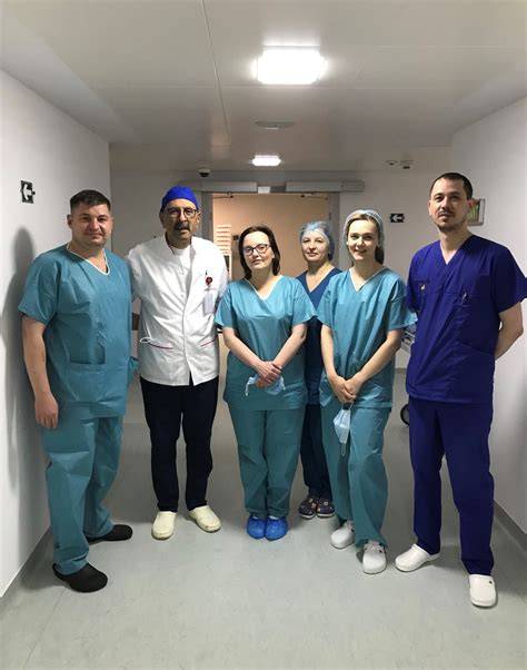 Fotografie cu echipa medicală neonatală în sărbătorirea primelor luni