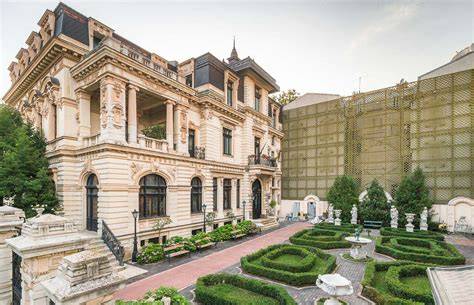 Imagine exterior Palat Ghica Victoria, fațadă renascentistă, cu detalii de marmură și vitralii