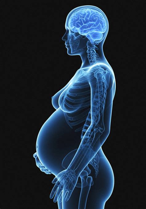 Imagine cu medic la patul unei femei însărcinate din filmul „Născuți la comandă”.