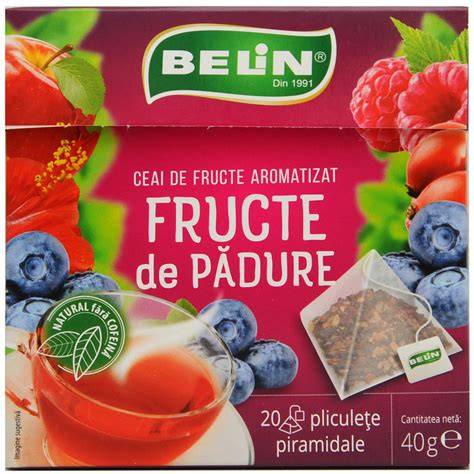 Imaginea unei ceaiuri negre cu piure de fructe de padure