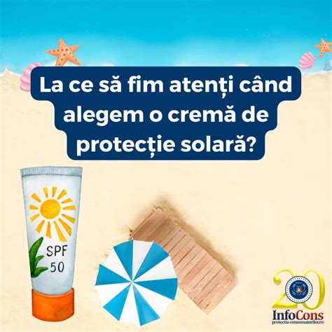 Copil fericit la plajă protejat de soare cu cremă solară