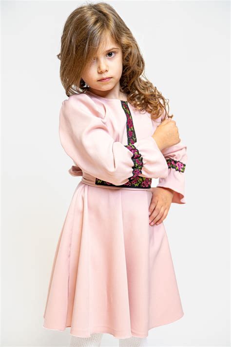 fetiță în rochie elegantă de nuntă