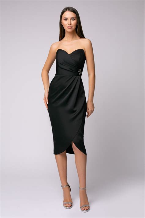 doamnă cu forme într-o rochie elegantă