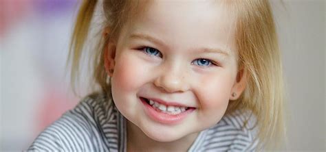 Copil fericit la medicul pediatru