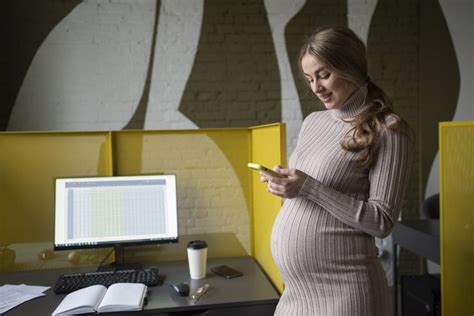 Femeie care anunță angajatorul despre sarcina ei