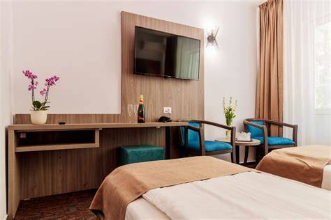 Imagine: interior salon maternitate cu două paturi, baie, televizor și aer condiționat