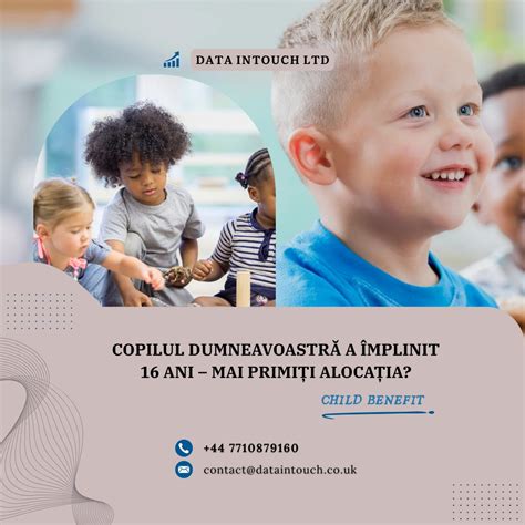 Părinte liniștind copilul după o injecție