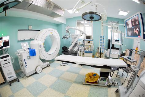 Imagine cu sala de consultație echipată cu aparatură modernă de ginecologie