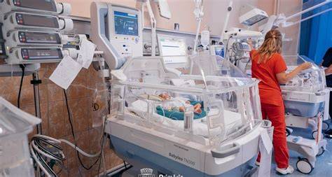 Fotografii cu demonstrări ale dotărilor neonatologiei în secția modernizată