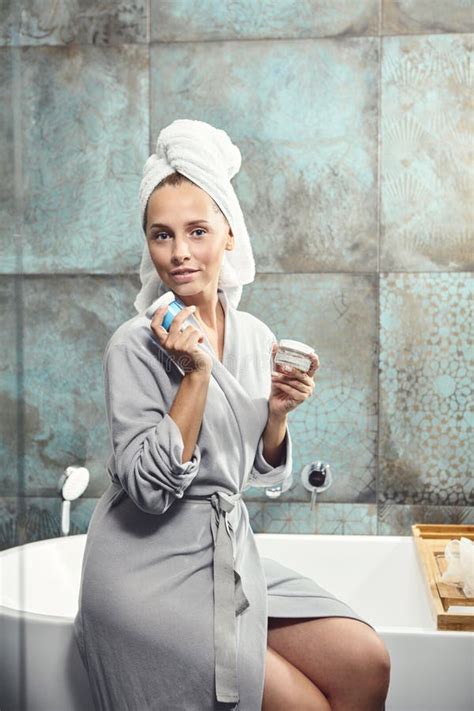 Femeie aplicând cremă pe abdomen