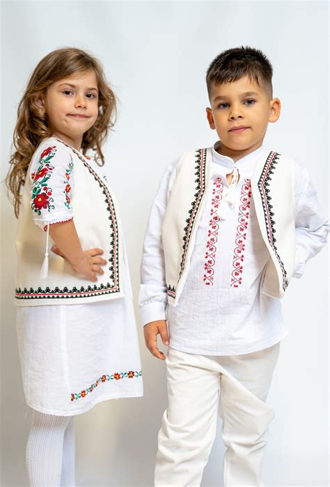 Copii îmbrăcați în halate de doctori