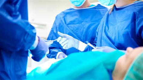 Femeie odihnindu-se după operație