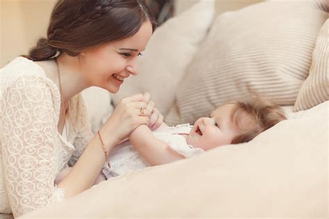 Bebeluș poziționat corect în brațele părinților