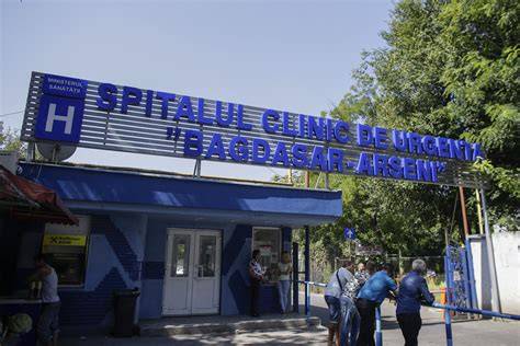Grup de medici discutând cazul unui pacient