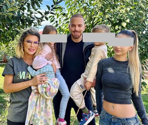 Familia fericită: Elsa, soțul și gemenii
