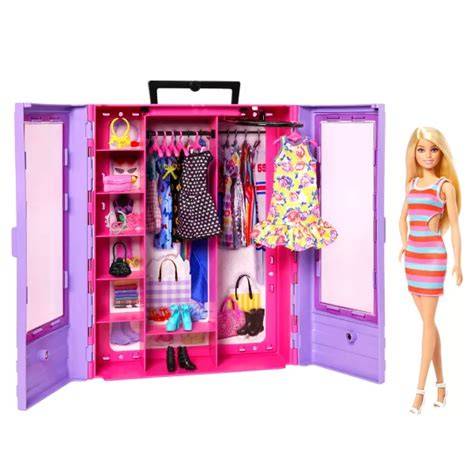 Imagine cu Barbie gravide în garderobă, pregătind ținute de gravidă