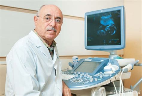 medic ecografist discutand rezultat cu pacienta