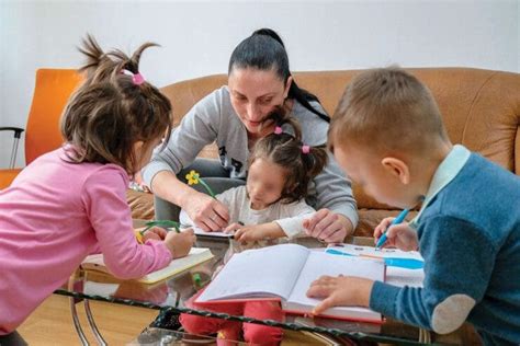 Copii fericite alături de asistent maternal