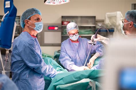 Fotografie cu Alexandru Pesămoșca în sala de operație