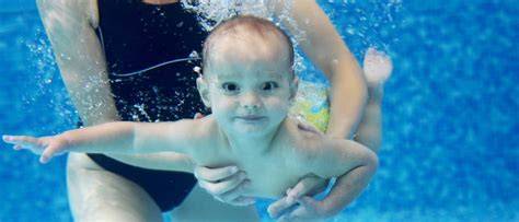Imagini cu bebeluși în timpul exercițiilor Aqua Baby și săli de înot