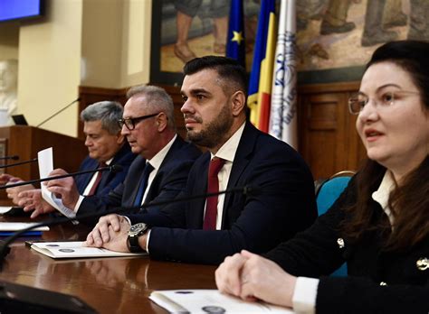 În imagine, Irina Tănase poartă o ținută neutră, într-un cadru privat, sugerând o revenire la intimitatea privată.