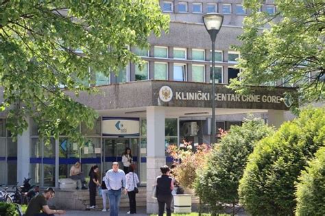 Medikal klinik çıkışında çekilmiş bir fotoğraf