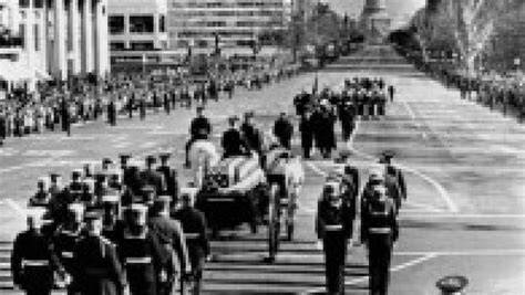 Imaginea unei parade cu mikoshi falice în Kanayama