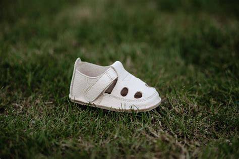 Infografic: Elemente cheie ale încălțămintei barefoot pentru copii
