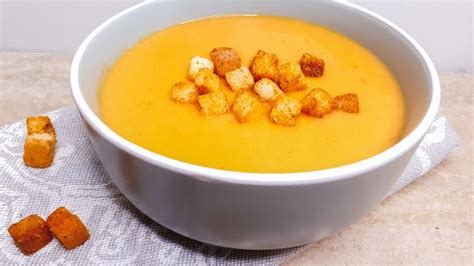 Bol cu supă cremă de legume