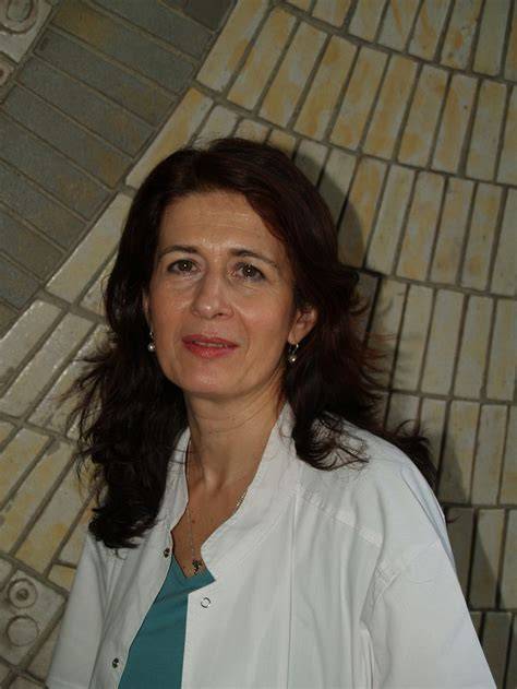 Infografic: dr. Gabriela Dinca - traseu profesional, specializări și centre de lucru