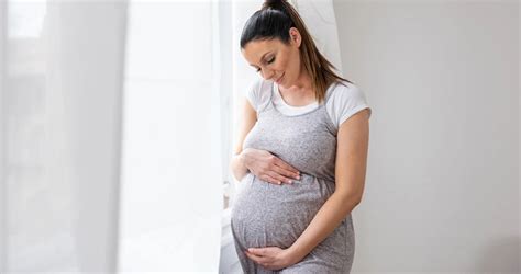 Femeie însărcinată la birou, discutând cu medicul