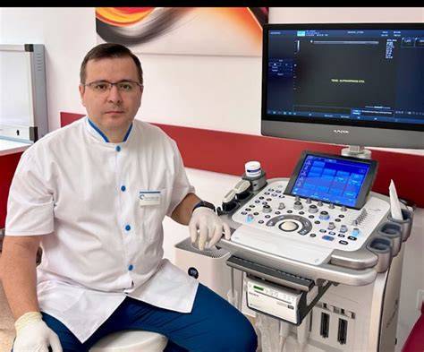 Imagine privind interiorul clinicii Medstoria cu zone de consult, ecograf modern si colposcopie digitală