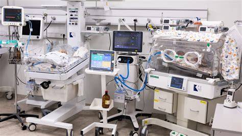 Imagine ilustrativă: maternitatea și secția NICU, cu echipamente medicale