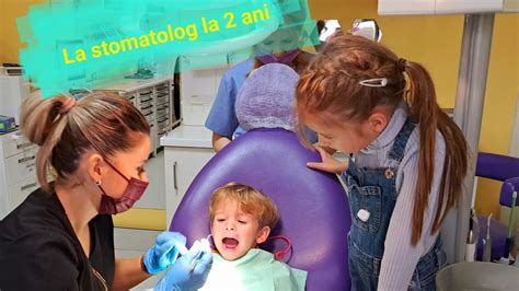 Copil zâmbind la dentist