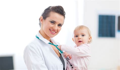 pediatru consultând bebelușul acasă