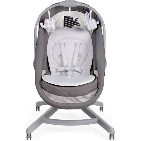 Bebeluș cu suport pentru cap în pătuț