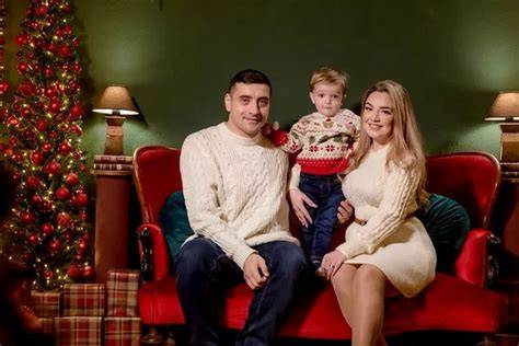 Imagine familia Buză în decor festiv