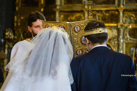 Foto: Cununia ortodoxă - simboluri și obiecte liturgice