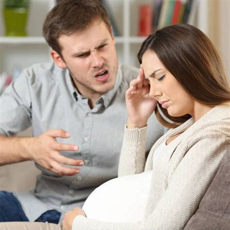 Femeie insarcinata reactionand la un miros neplacut