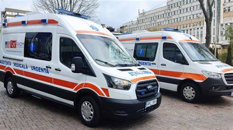 Imaginea unui spital provincial cu echipă medicală în activitate