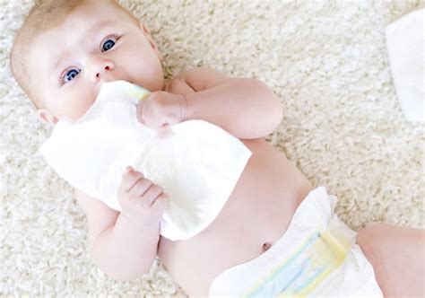 Ilustrație cu bebeluș fericit, fără iritații la scutec