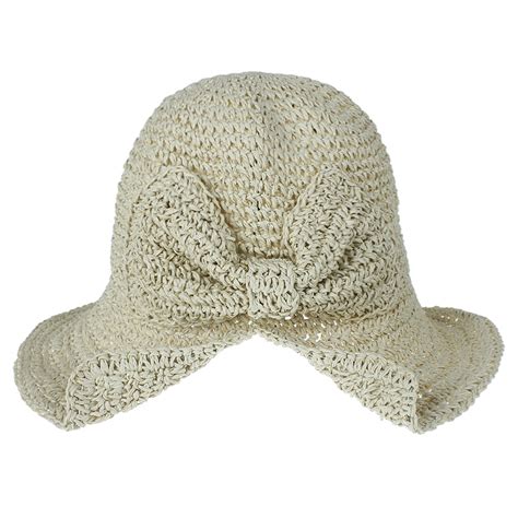 Copil protejat de soare cu palarie si haine lejere