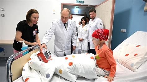 Portret detaliat al unei femei țigănci în salonul unui spital, cu copil