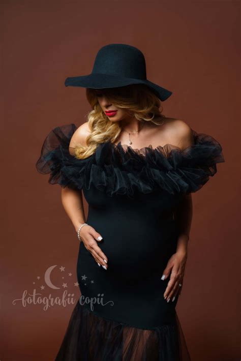 Accesorii pentru ședință foto maternitate: pălărie, bijuterii